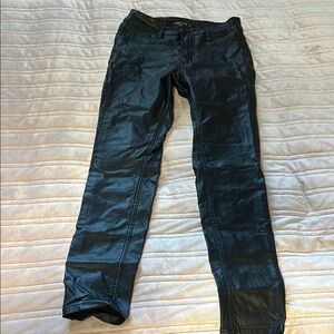 Sleek Black Skinny Jeans for a Modern Look